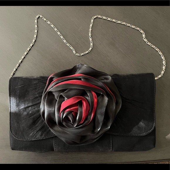 Chain purse with black/red flower made in china - Picture 1 of 7